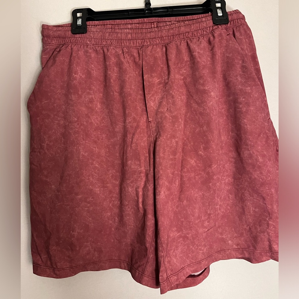 Almost new Mens Lululemon Pacebreaker 9” lined short.